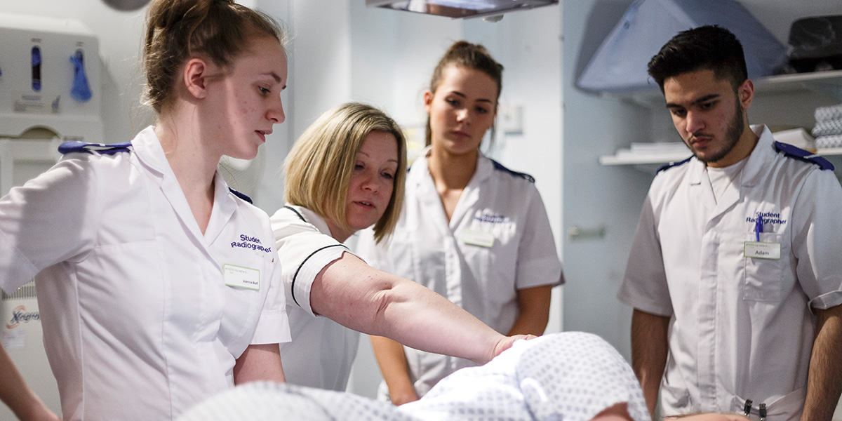 Radiography students at the School of Medicine
