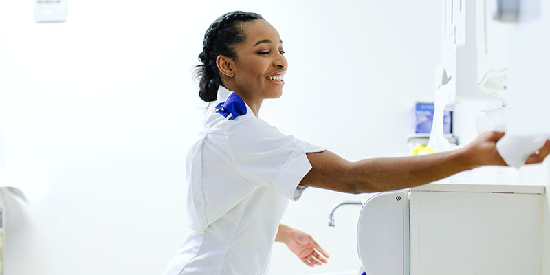 Healthcare student on placement at Leeds General Infirmary