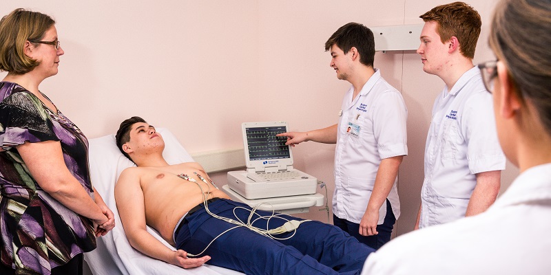 Image showing cardiac physiology students using the facilities at the School of Medicine