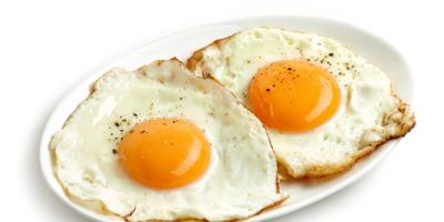 Two fried eggs on a white oval plate.
Picture: Adobe stock.