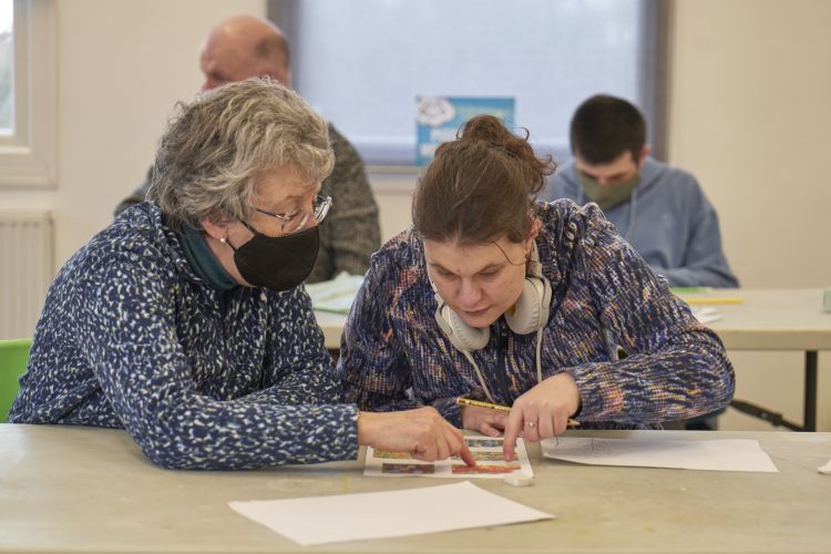 two people reading